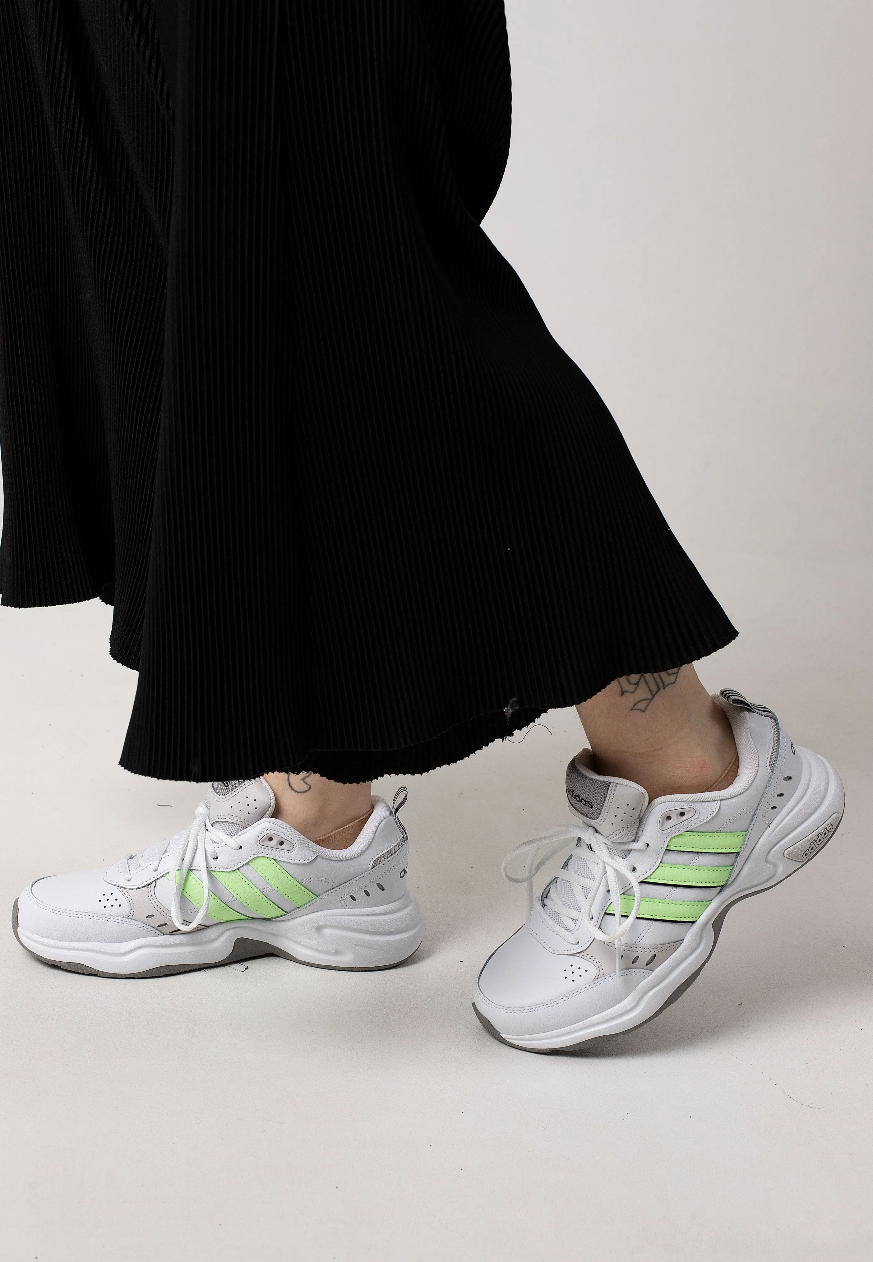 Adidas - Strutter Ftwwht/Grespa/Cblack - Shoes