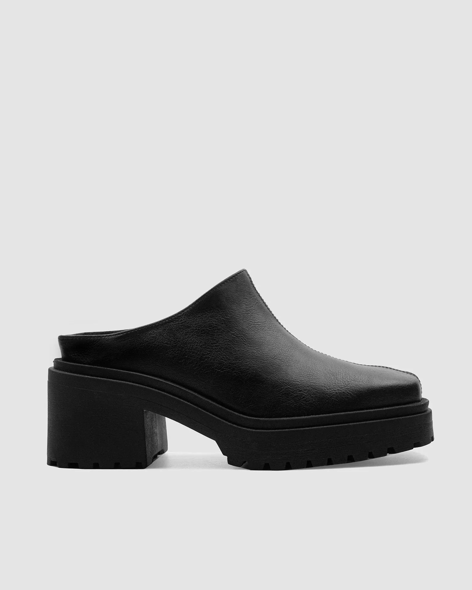 Squared Vegea Grape Leather Mules | Black